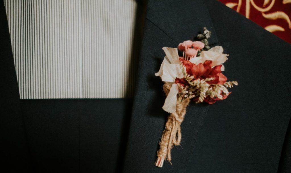 Detalle prendido de flores preservadas