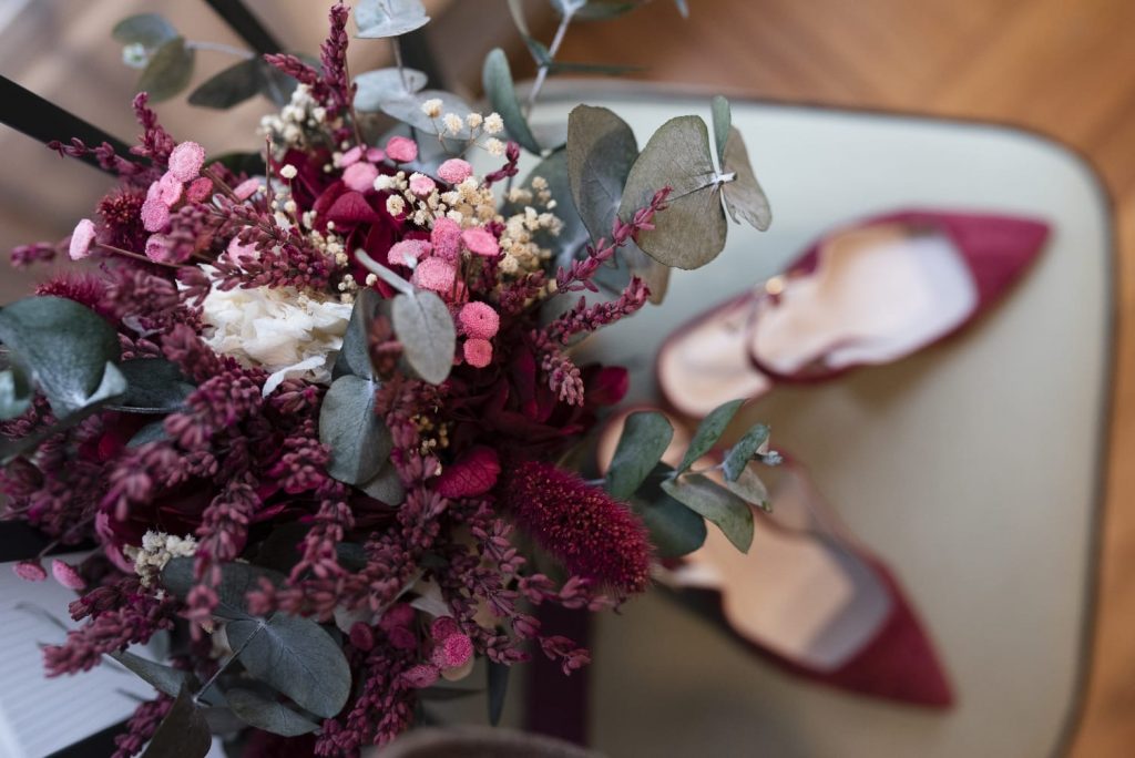 Detalle de ramo de novia preservado con zapatos a juego