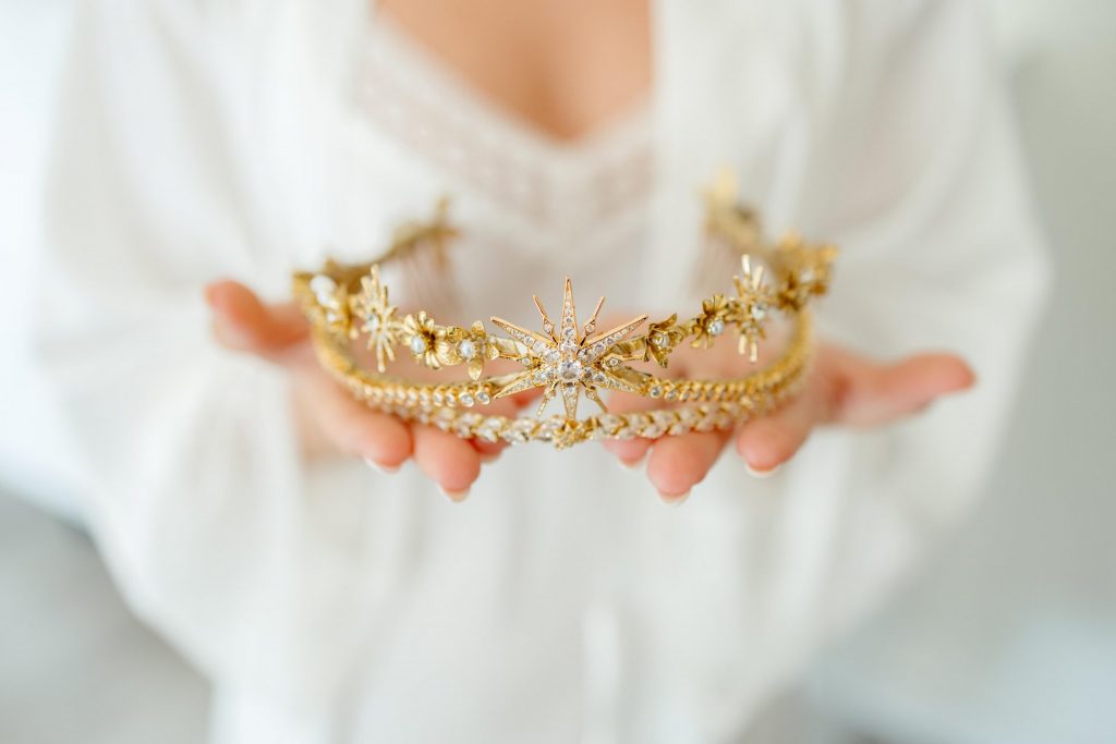 Detalle de tiara de novia de orfebreria